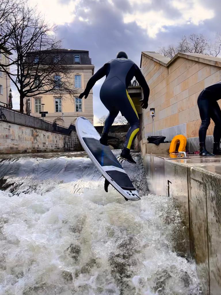 Sprungstart auf der Leinewelle von hinten