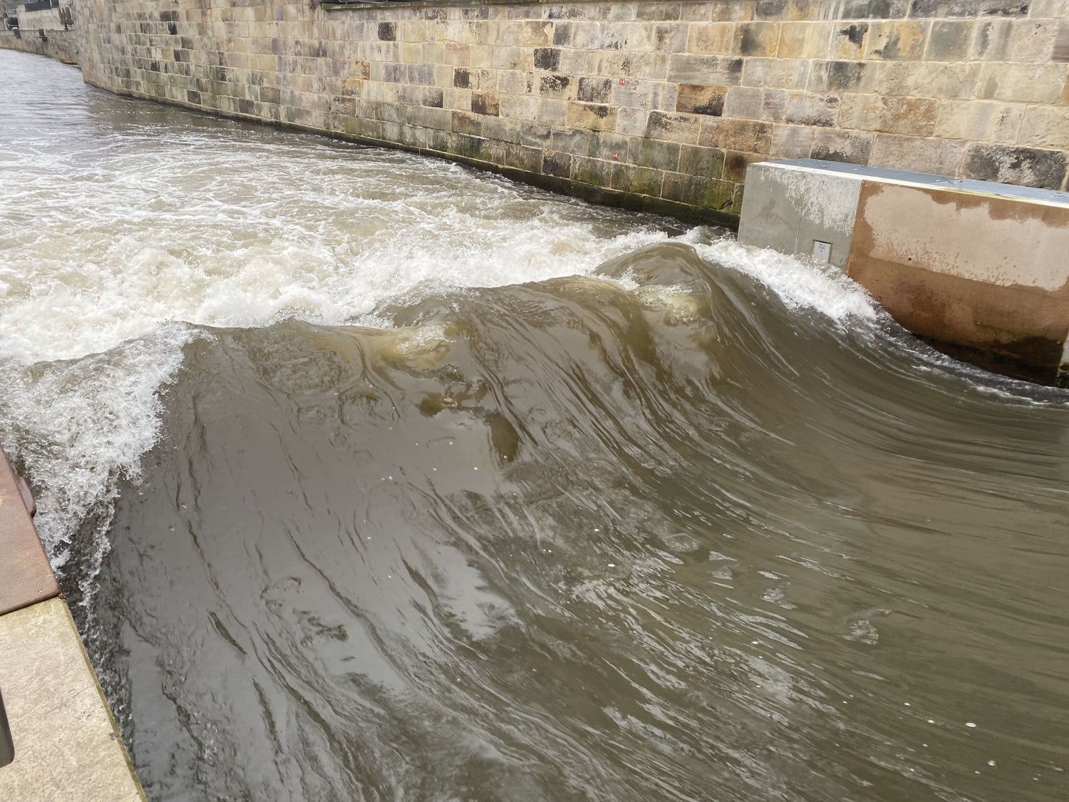 Leinewelle von vorne auf ganzer Breite ohne Surfer
