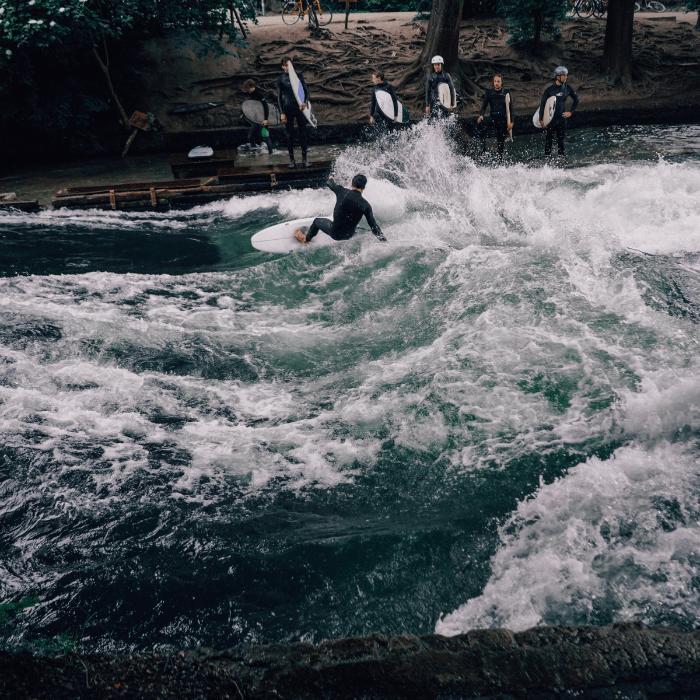 Surfer auf dem Eisbach, der ein Noa Surfboard surft