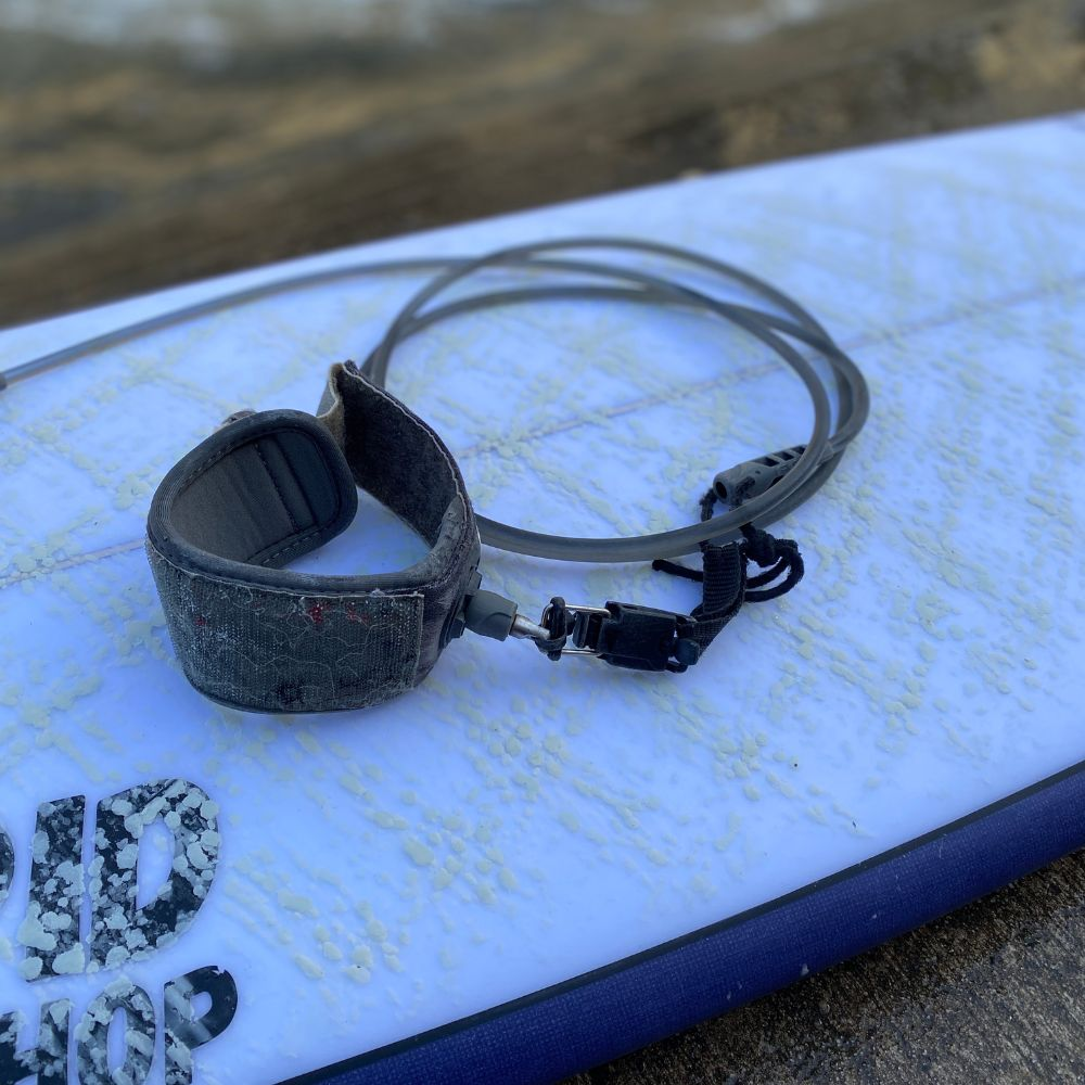 Surfboard Leash mit Schnellauslöser auf Surfboard