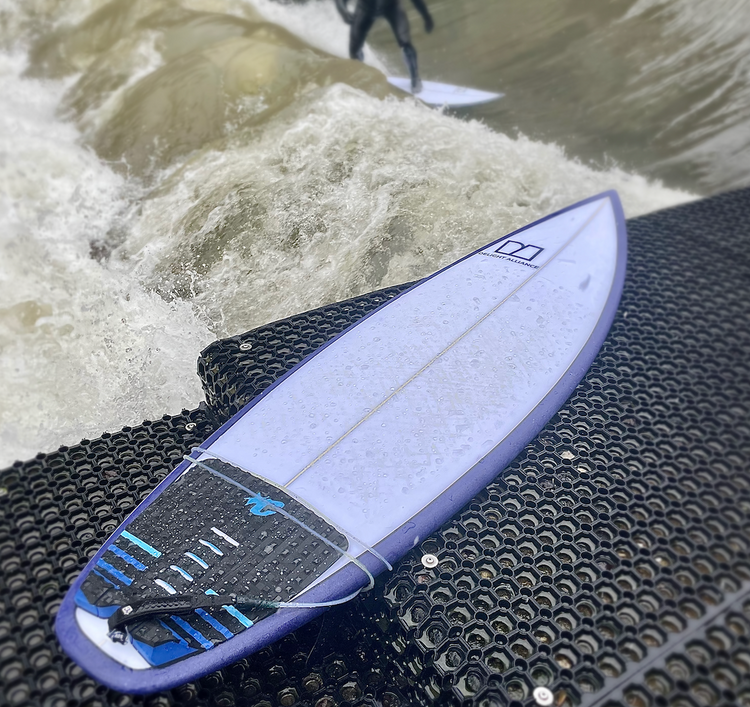 River Surfboard mit Leinewelle im Hintergrund