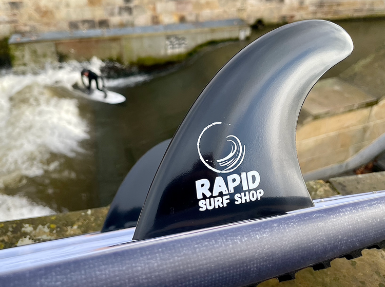 Surfboard Seitenfinnen mit Leinewelle im Hintergrund