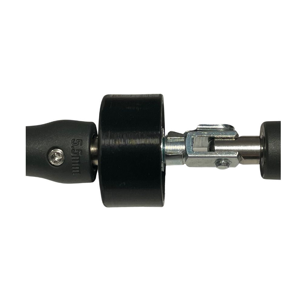 Nahaufnahme eines mechanischen Gelenks mit einem schwarzen 5,5-mm-Kunststoff- oder Gummiteil, das mit einer Metallkupplung und -welle verbunden und mit einer Schraube und einem Metallverschluss gesichert ist.