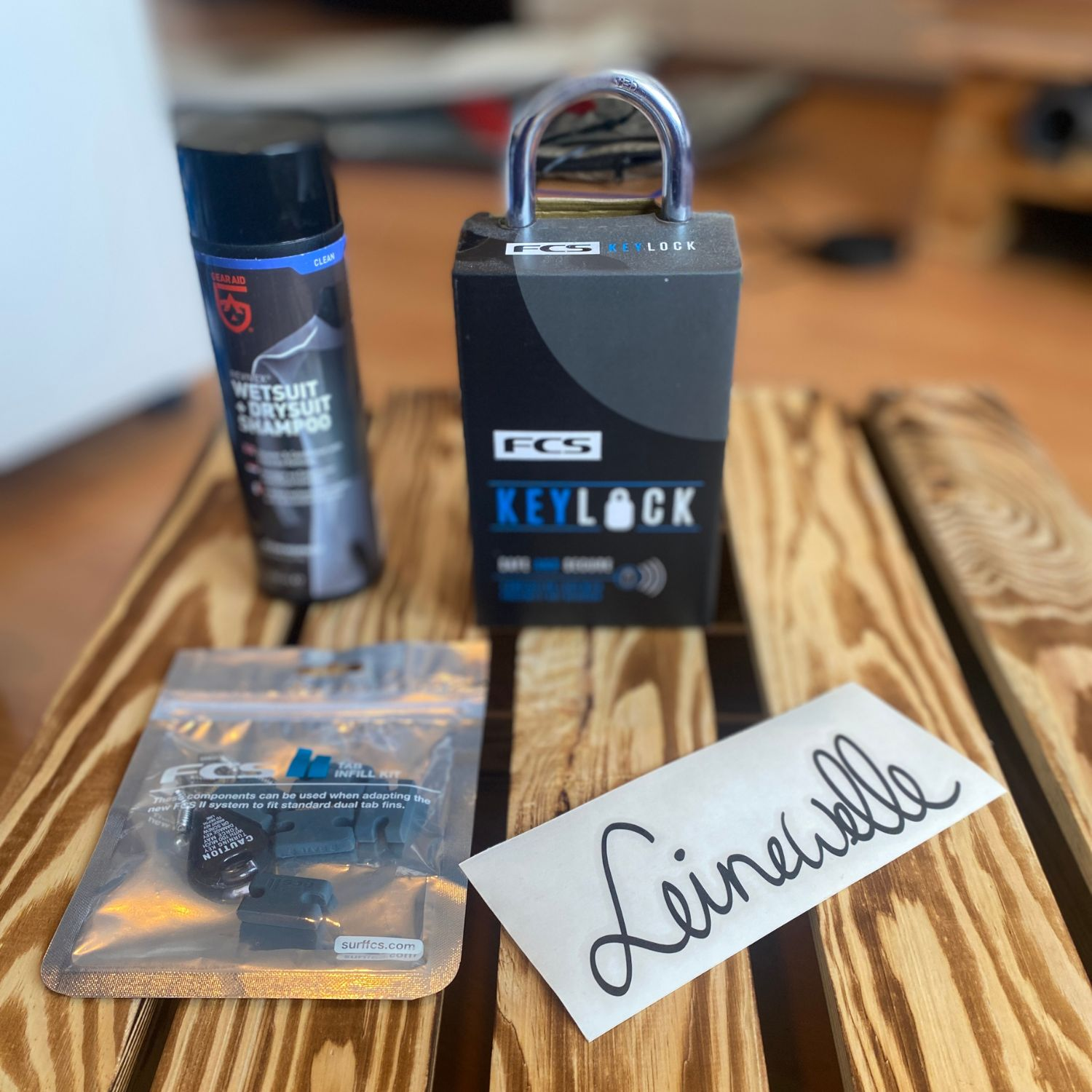 Leinewelle Sticker, Tab Infill Kit, Surf-Keylock und Wetsuit Shampoo als Surf Acceessoires