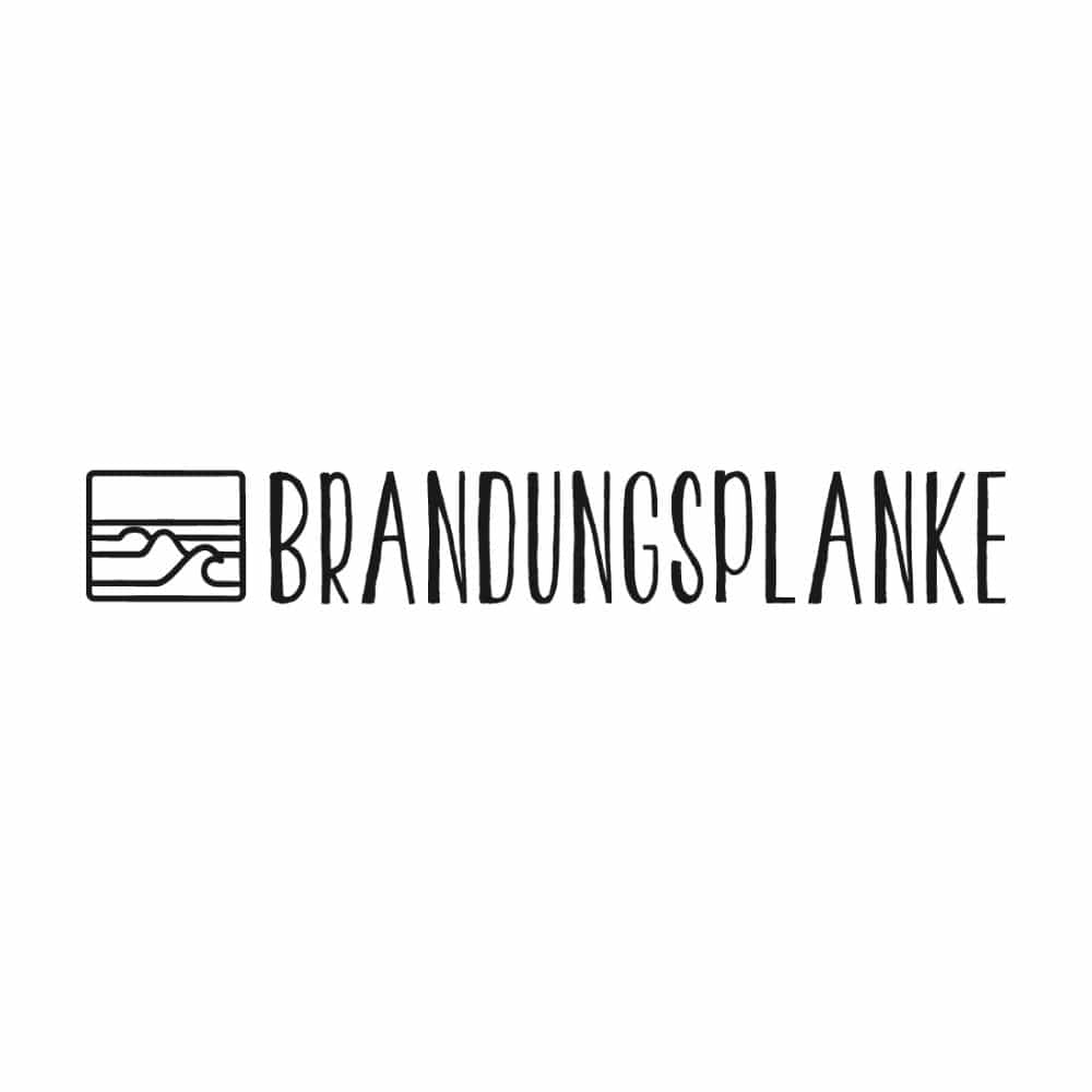 Ein rechteckiges Logo mit einem minimalistischen Wellensymbol auf der linken Seite und dem Wort BRANDUNGSPLANKE in großen, schmalen schwarzen Buchstaben auf der rechten Seite, vor einem schlichten weißen Hintergrund.