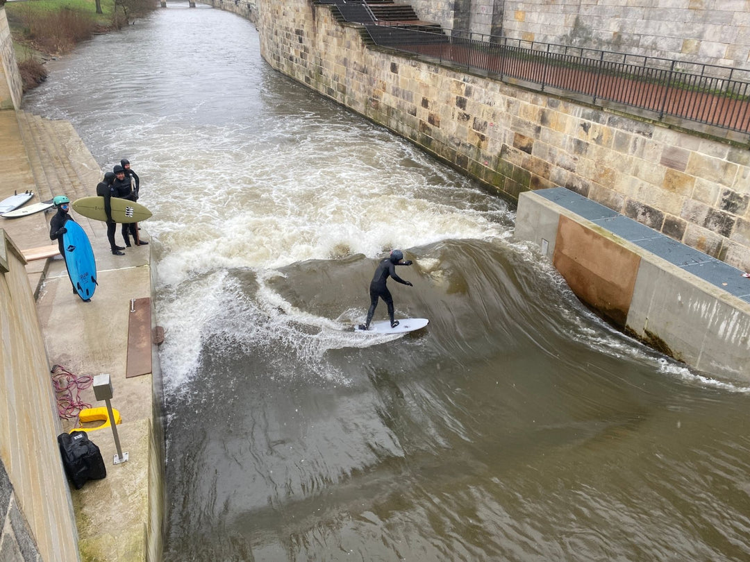 Surfer auf der Leinewelle