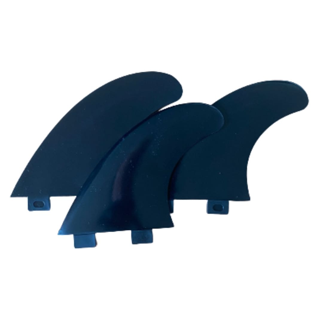Drei schwarze Surfbrettflossen mit gebogenen Kanten und Laschen an der Basis sind vor einem weißen Hintergrund abgebildet.