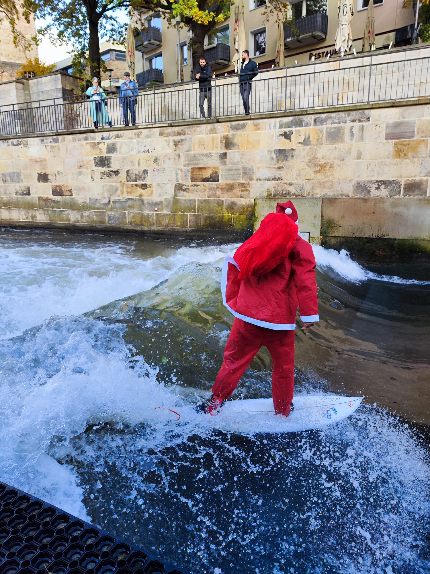 Als Nikolaus verkleideter Surfer auf der Leinewelle