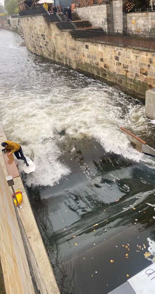 Die Leinewelle im zwei Modulbetrieb mit Surfer der gerade in die Welle einsteigt in Hochkant