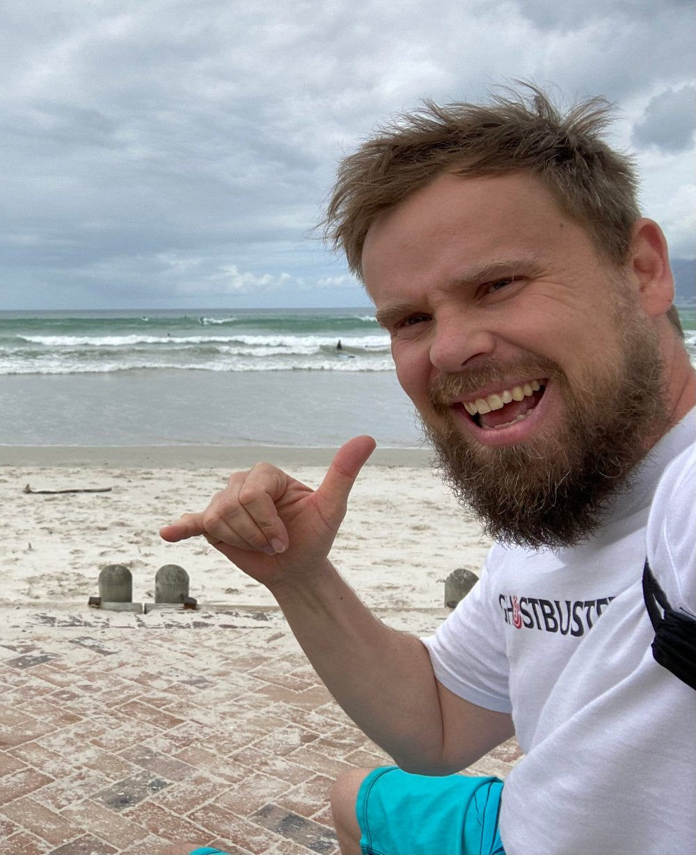 Nico von Brandungsplanke am Strand mit Wellen im Hintergrund