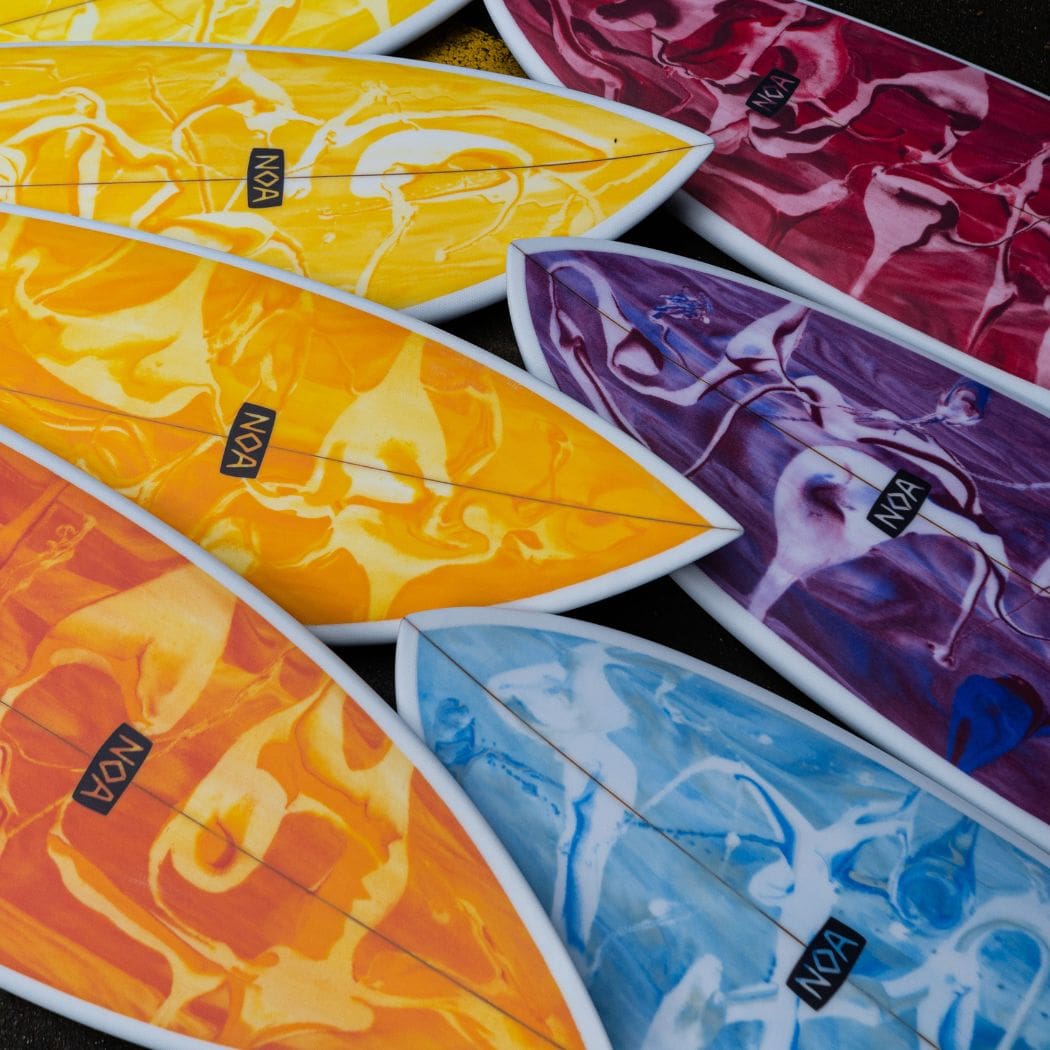 7 Bunte Noa die auf dem Boden übereinander liegen