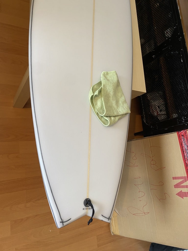 Surfboard vor dem Anbringen des Tailpads gut sauber machen.