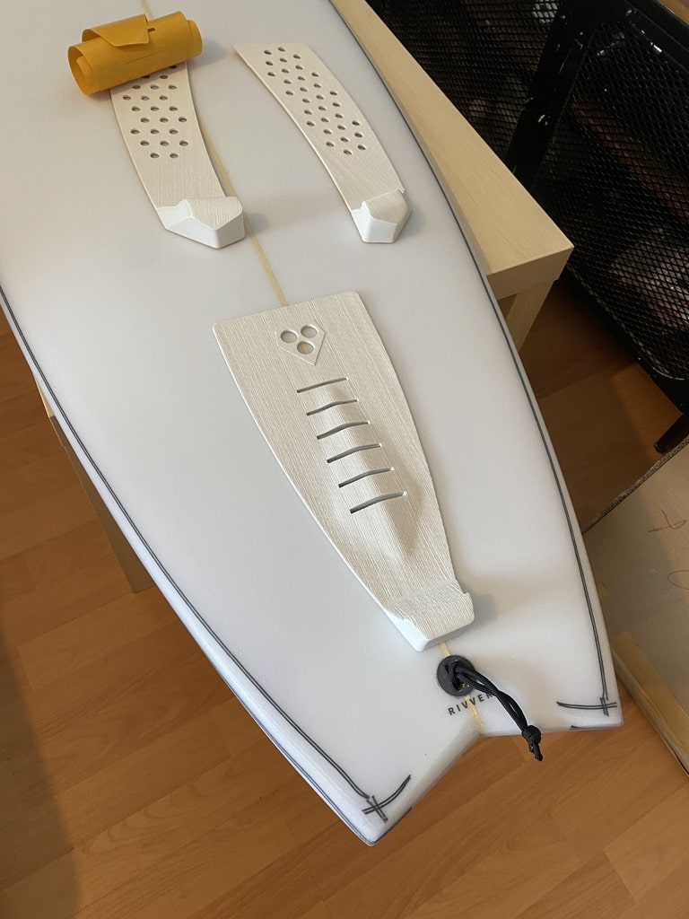 Der Mittelstück des Tailpads aufkleben