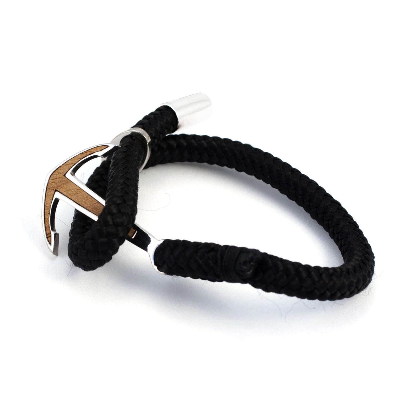 Das Silver+Surf Silber Schmuck Boot Anker Wood Armband ist ein schwarzes, geflochtenes Armband mit einem 925 Sterling Silber Anker Verschluss in Silber und Holz, abgebildet vor einem weißen Hintergrund.