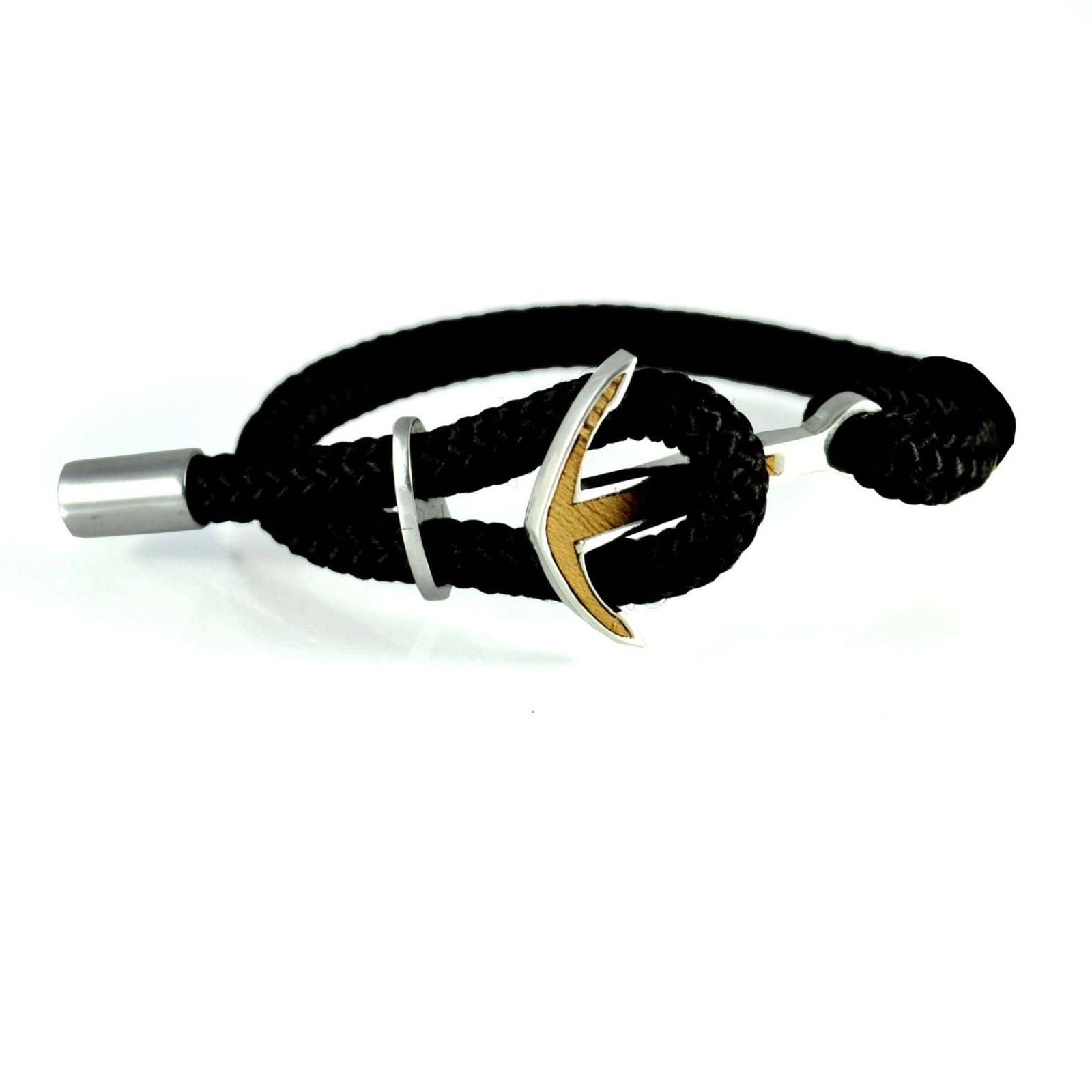 Das Silver+Surf Silber Schmuck Boot Anker Wood Armband verfügt über ein schwarzes, geflochtenes Seil, einen silbernen, ankerförmigen Verschluss, einen silbernen Ankeranhänger und eine silberne, zylindrische Endkappe, die alle vor einem weißen Hintergrund präsentiert werden.