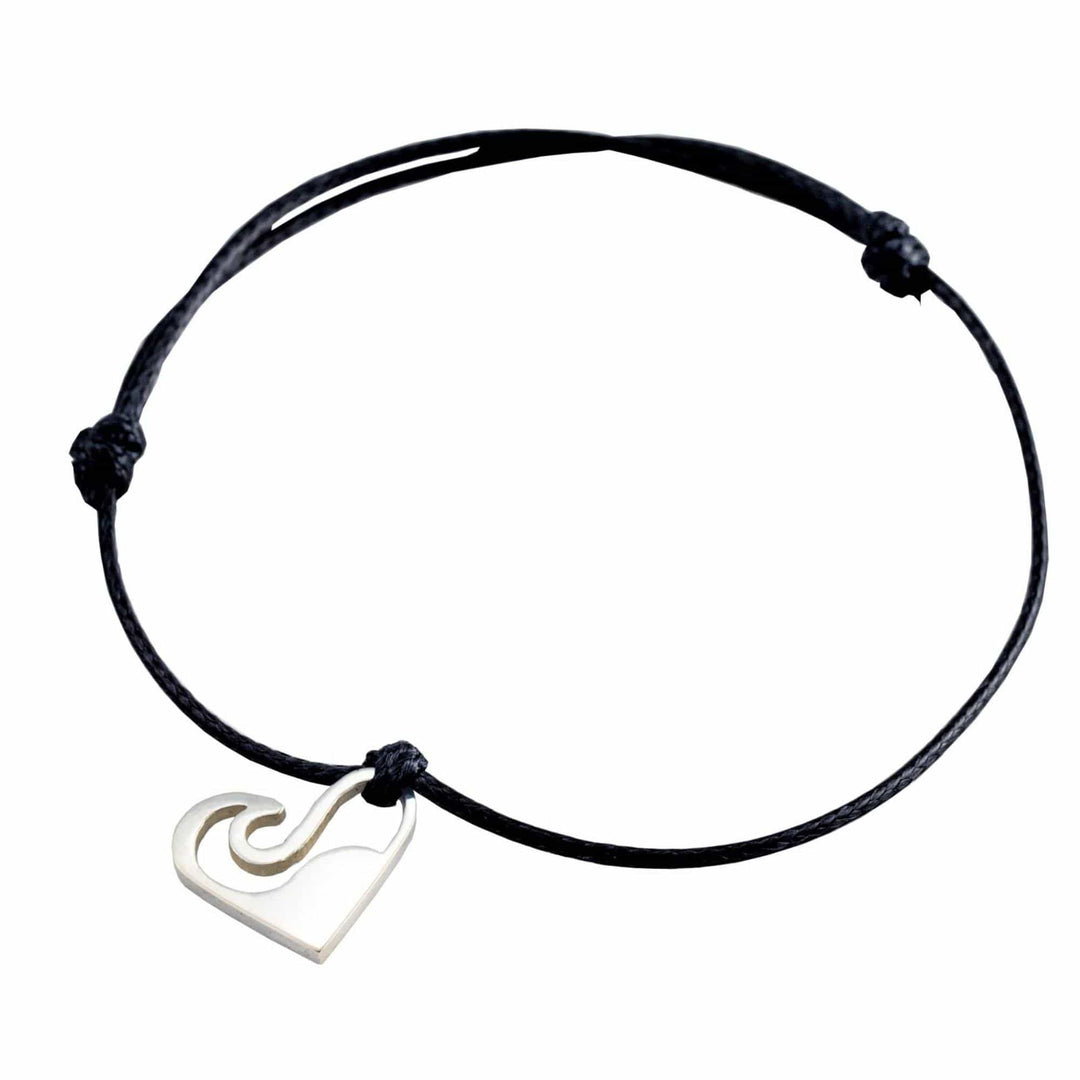 Das Silver+Surf Love Welle Armband verfügt über eine schwarze verstellbare Kordel und einen 925 Sterling Silber Herz Anhänger mit einem Wellendesign, das auf weißem Hintergrund dargestellt ist.