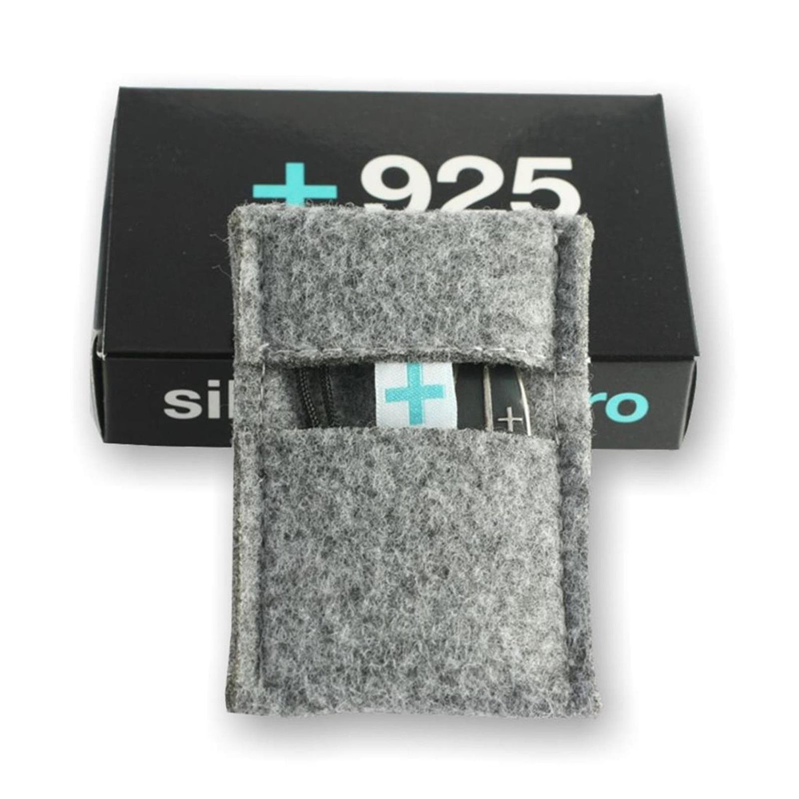 Eine kleine, rechteckige graue Filztasche hält ein Silver+Surf Silber Schmuck Love Welle Armband vor einer schwarzen Box mit der Aufschrift +925. Das Display hebt diesen eleganten 925 Sterling handgemachten Schmuck von Silver+Surf hervor.