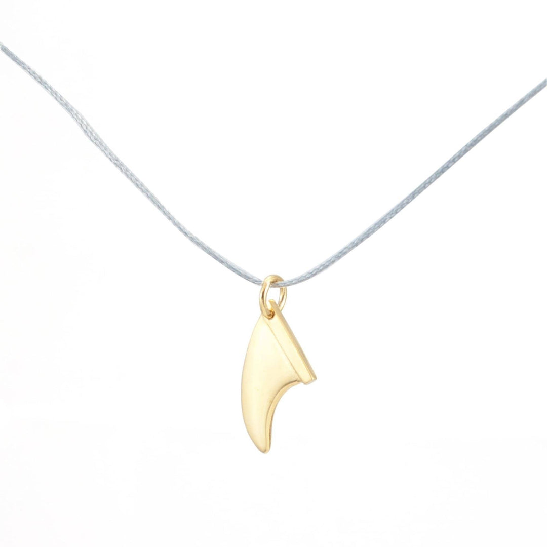 Eine schlanke, hellgraue Kordelkette von Silver+Surf mit einem kleinen, goldfarbenen Surfbrett-Flossen-Anhänger - ideal zum Kombinieren mit anderem Silberschmuck von Silver+Surf für einen subtilen, aber eleganten Look.