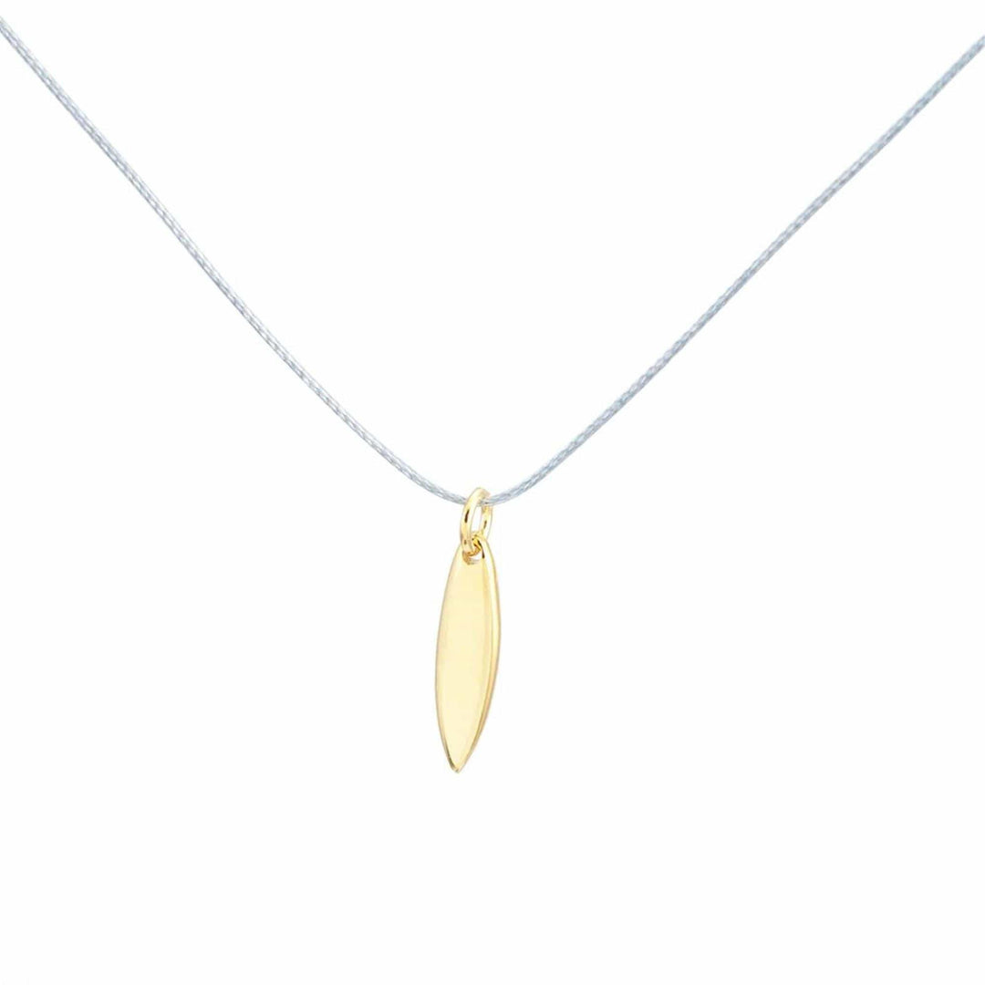 Die Silber+Surf Silber+Surf Silber Schmuck Surfboard Gold Halskette verfügt über eine dünne 925 Sterling Silber Kette mit einem einzelnen, länglichen, ovalen Surfboard-förmigen, vergoldeten Anhänger, der vor einem schlichten weißen Hintergrund gezeigt wird.