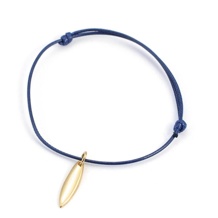 Das Silver+Surf Silber Schmuck Surfboard gold Armband verfügt über eine dünne blaue verstellbare Kordel und einen kleinen 925 Sterling Silber vergoldet Surfboard Anhänger, perfekt für das Hinzufügen von Küsten Charme von Silver+Surf.