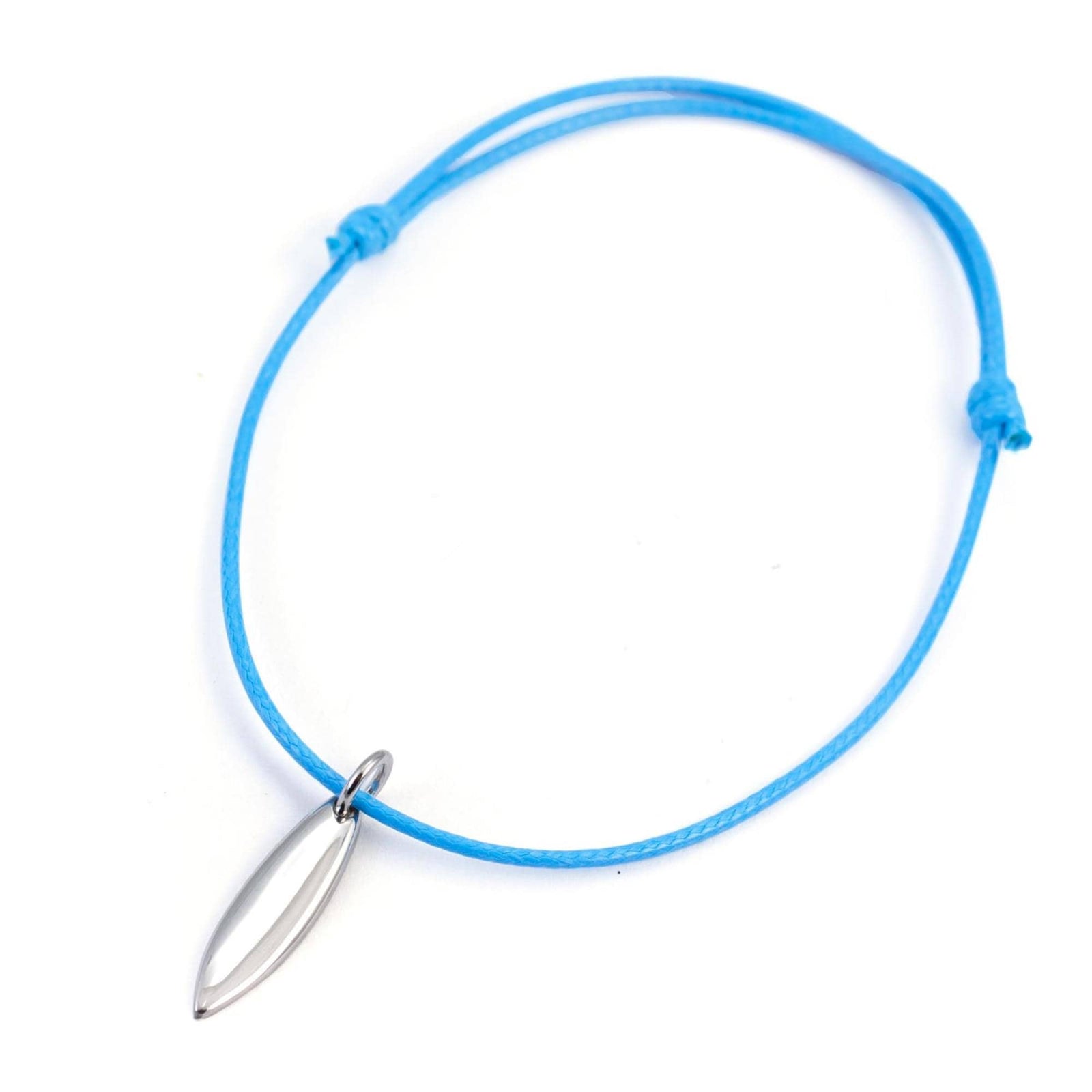 Das Silver+Surf Silber Schmuck Surfboard Pure Armband besteht aus einer blauen Kordel mit einem verstellbaren Knoten und einem silberfarbenen, marquiseförmigen Surfbrett-Charm - ein ideales handgefertigtes Accessoire von Silver+Surf für jeden Stil.
