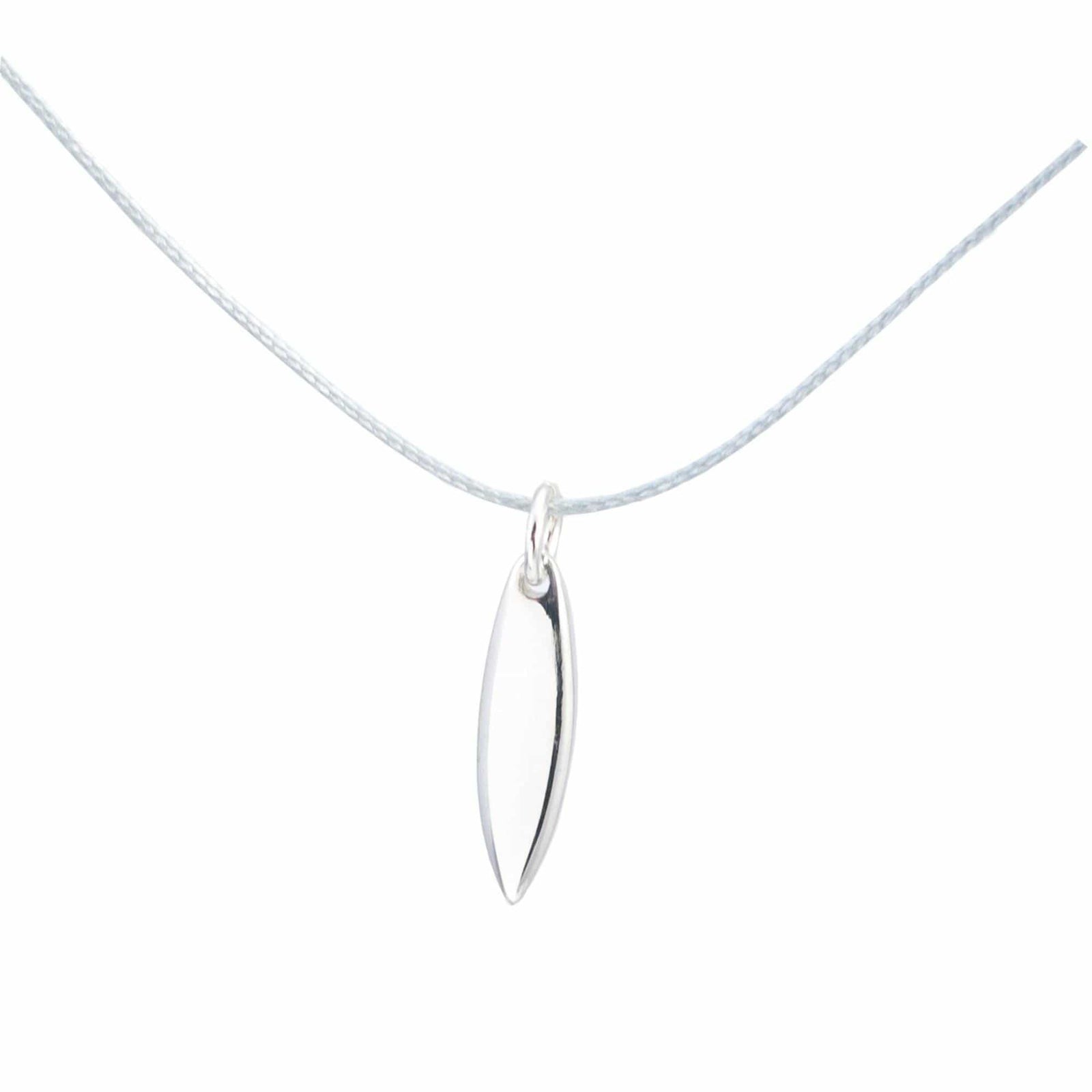 Der Silver+Surf Silber Schmuck Surfboard Pure Anhänger aus 925 Sterling Silber hängt an einer zarten weißen Kordelkette und ist vor einem schlichten weißen Hintergrund abgebildet.