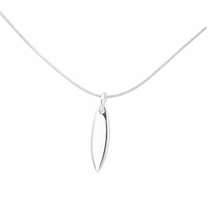 Der Silver+Surf Silber Schmuck Surfboard Pure Anhänger aus 925 Sterling Silber hängt an einer zarten weißen Kordelkette und ist vor einem schlichten weißen Hintergrund abgebildet.