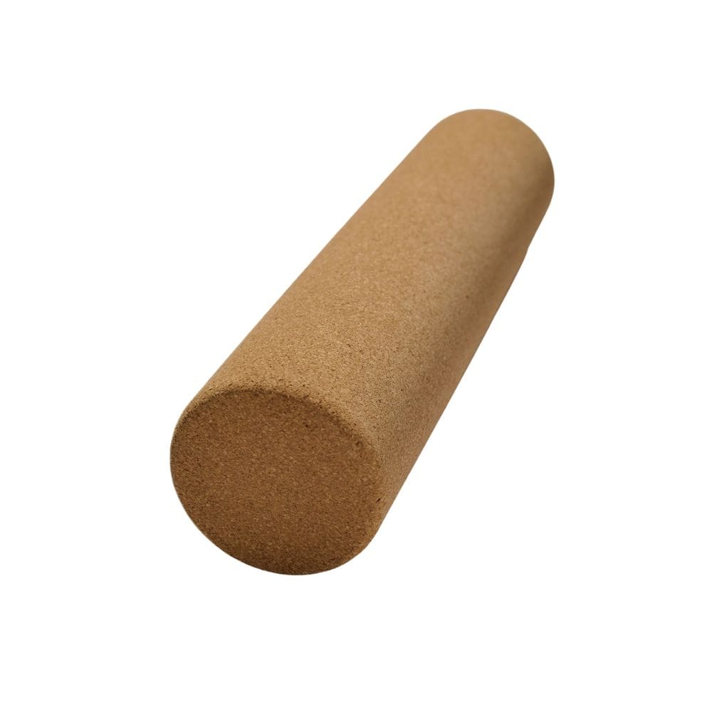 Die Edgeboards Balanceboard Korkrolle, eine zylindrische Korkrolle mit abgerundeten Kanten, ist auf einem weißen Hintergrund abgebildet. Sie eignet sich perfekt für das Gleichgewichtstraining und erhöht die Stabilität bei der Verwendung mit Balanceboards.