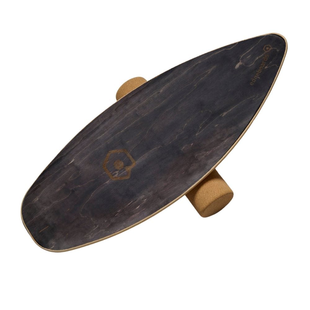 Das Edgeboards Balanceboard von Edgeboards hat ein dunkles, ovales Holzdeck auf einer zylindrischen Korkrolle, ideal für Gleichgewichtstraining oder Skatefeeling auf dem Balanceboard für Tricks. Abgebildet auf einem schlichten weißen Hintergrund.