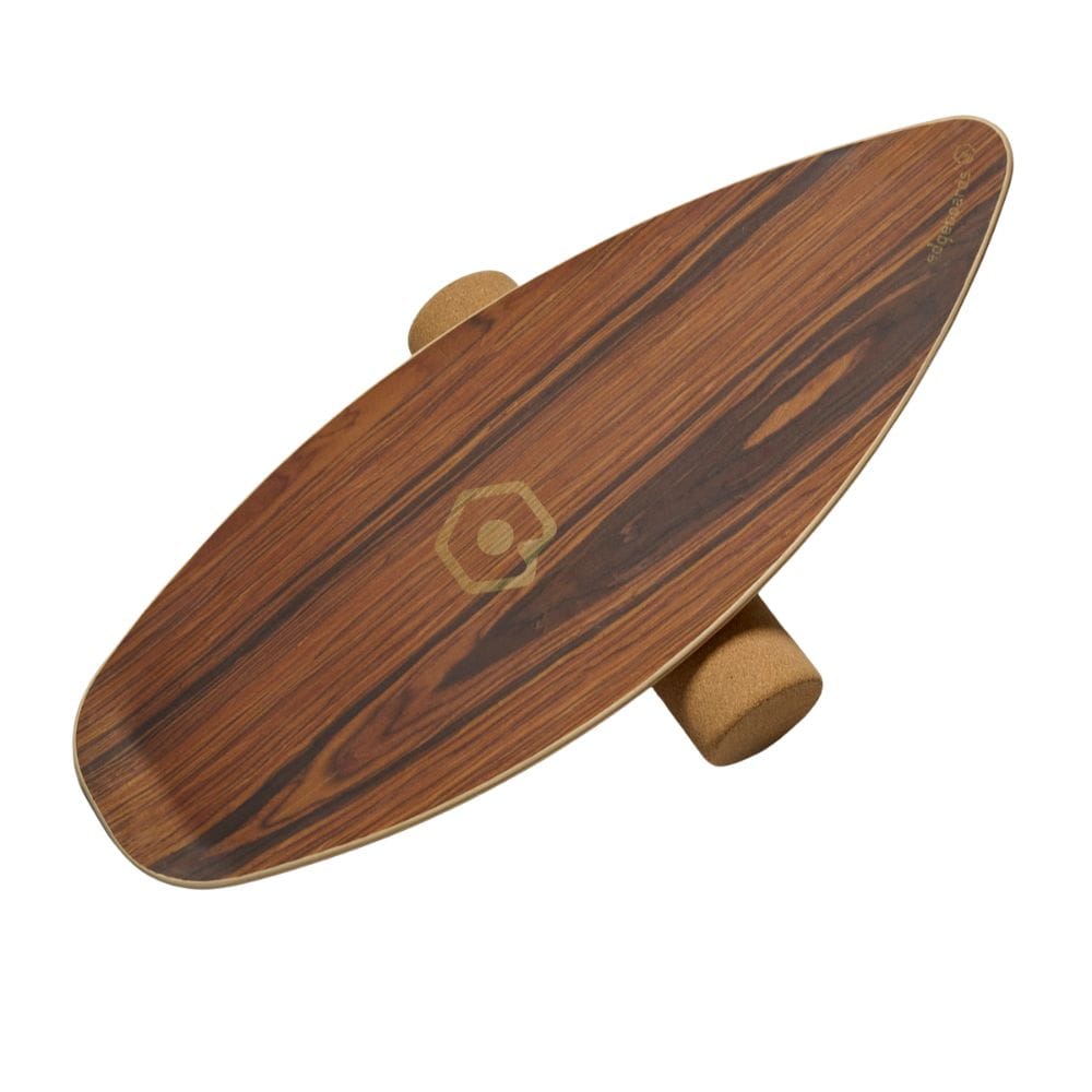 Das Edgeboards Balanceboard von Edgeboards hat ein längliches, ovales Holzdeck mit dunkler Maserung, ein zentrales sechseckiges Design und kommt mit einer zylindrischen Korkrolle für echtes Skatefeeling beim Gleichgewichtstraining.