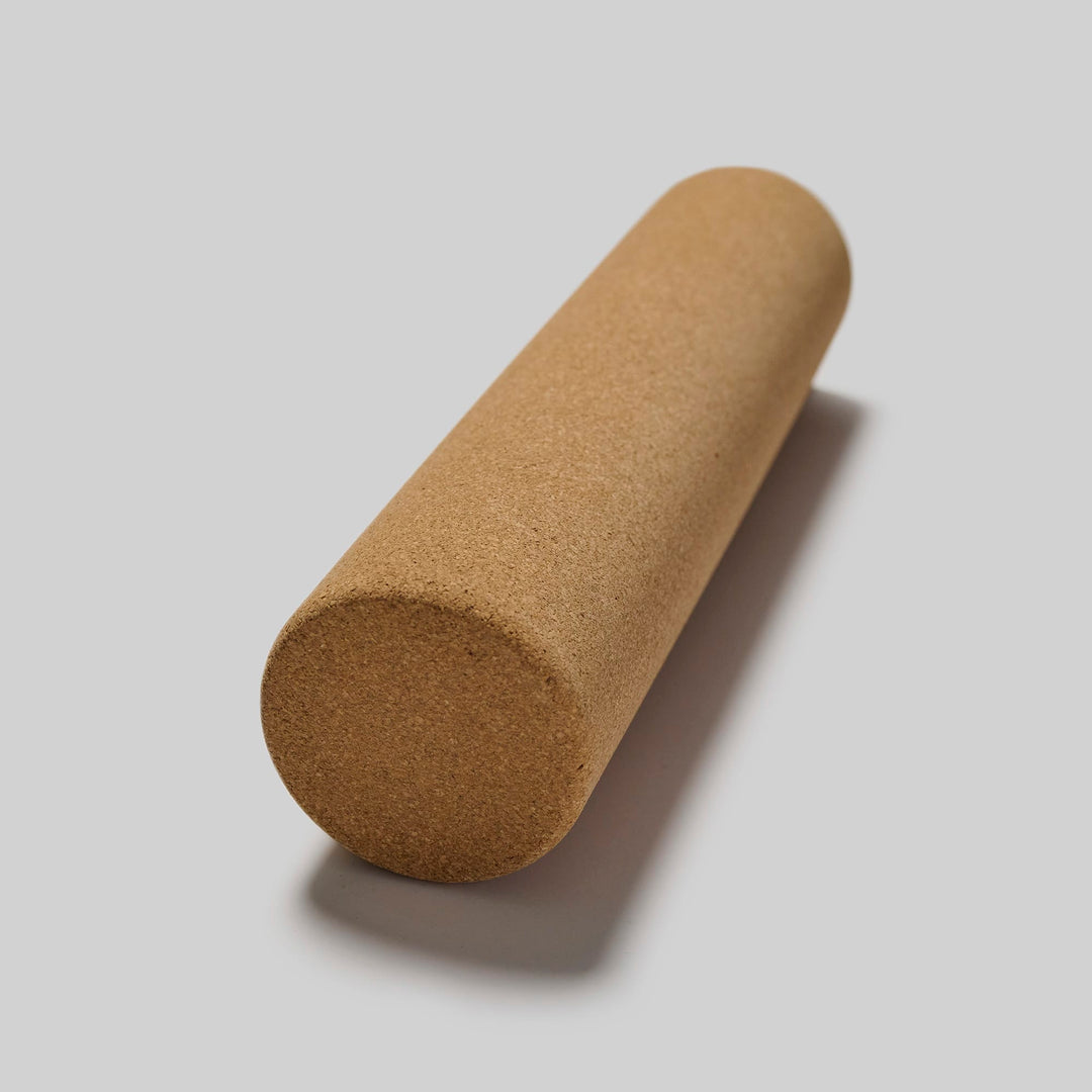 Eine zylindrische Korkrolle von Edgeboards, ideal für Balanceboard für Tricks mit dem Edgeboards Balanceboard, wird auf einem hellgrauen Hintergrund gezeigt. Die glatte, hellbraune Rolle sitzt schräg mit einem runden Ende zum Betrachter.