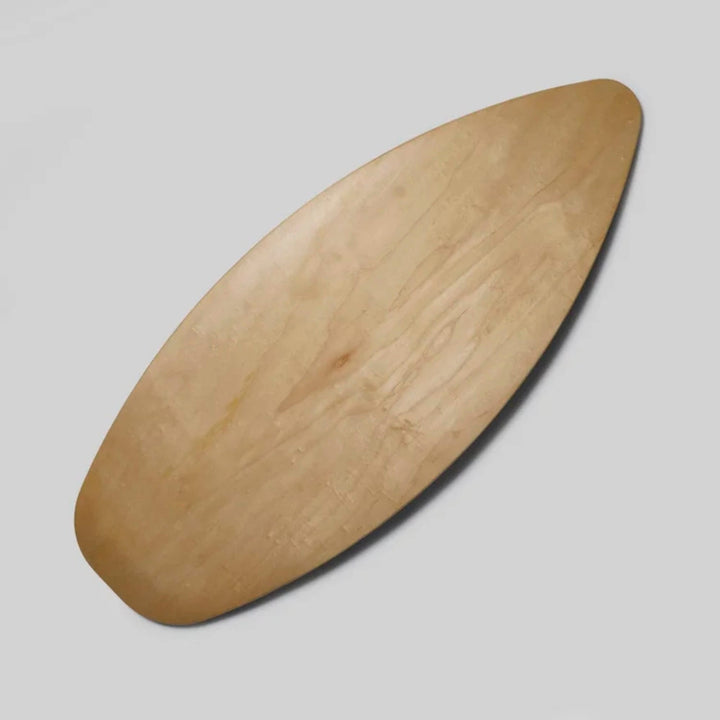 Das Edgeboards Balanceboard von Edgeboards ist ein ovales Holzschneidebrett mit abgerundeten Kanten, inspiriert von der glatten Form eines Schwebebretts, auf einem schlichten hellgrauen Hintergrund.