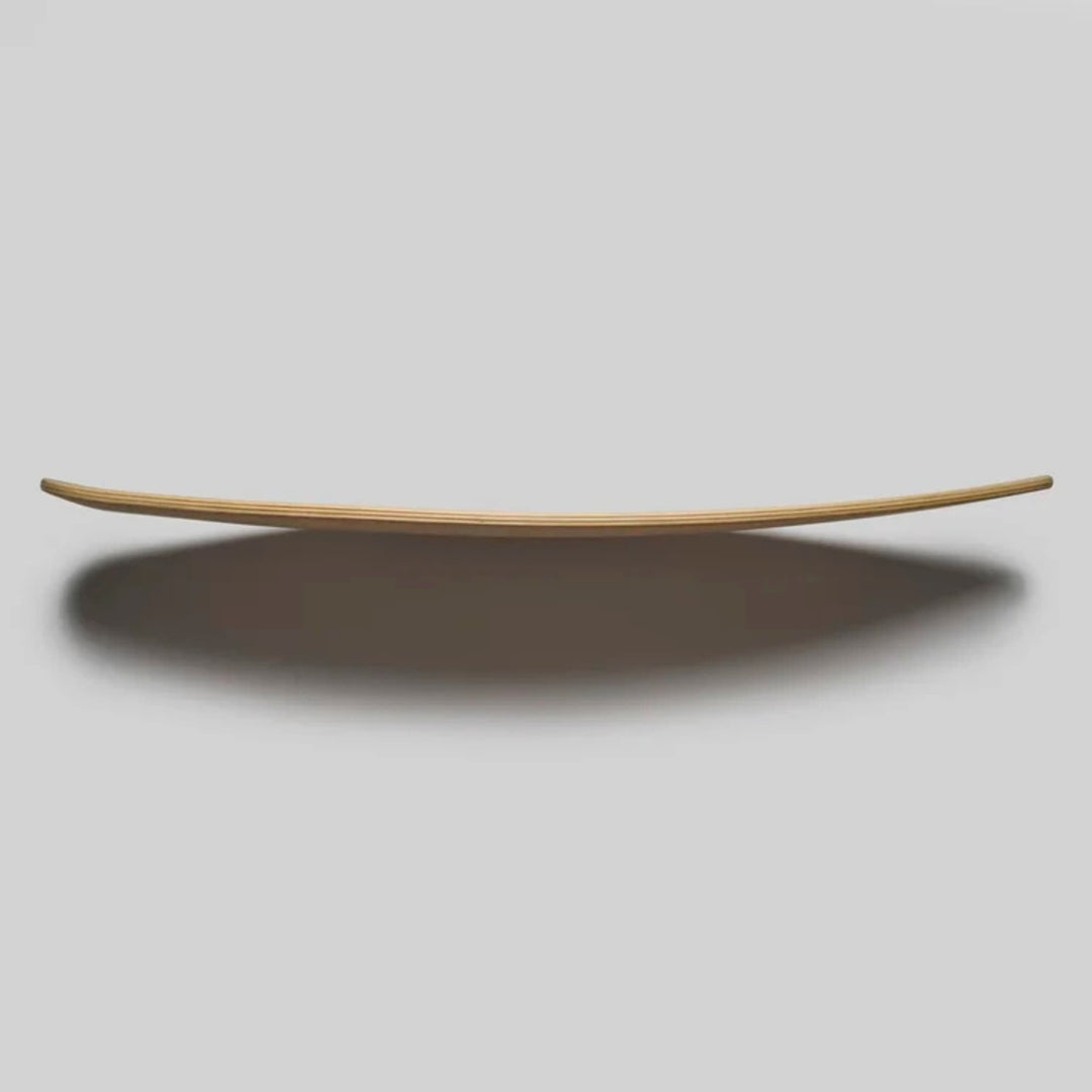 Das Edgeboards Balanceboard von Edgeboards wird von der Seite vor einem grauen Hintergrund dargestellt und zeigt seine gebogenen Enden und die flache Mitte - ideal für Skatefeeling und perfekt für das Gleichgewichtstraining.
