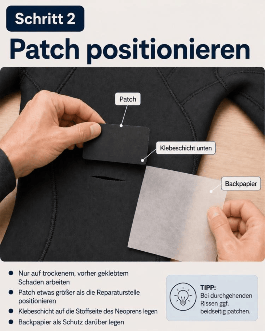 Eine Person bringt ein rechteckiges Rapid Surf Shop Hot Melt Bügel-Patch zur Neopren-Reparatur auf schwarzem Neopren an und zieht das Rückenpapier ab, um die Klebeschicht unten freizulegen. Etiketten zeigen Patch, Klebeschicht und Trägerpapier an; eine deutsche Anleitung beschreibt den Vorgang.