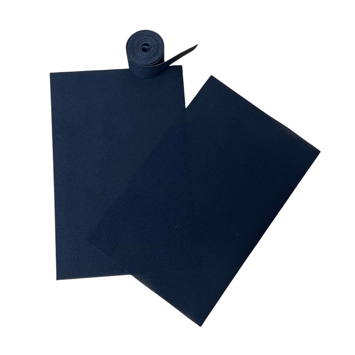 Zwei rechteckige Hot Melt Bügel-Patches zur Neopren-Reparatur von Rapid Surf Shop und ein aufgerollter Streifen sind auf weißem Hintergrund abgebildet und zeigen ihre wasserfeste Qualität; die Patches liegen flach und überlappen sich, während der Streifen fest aufgewickelt ist.