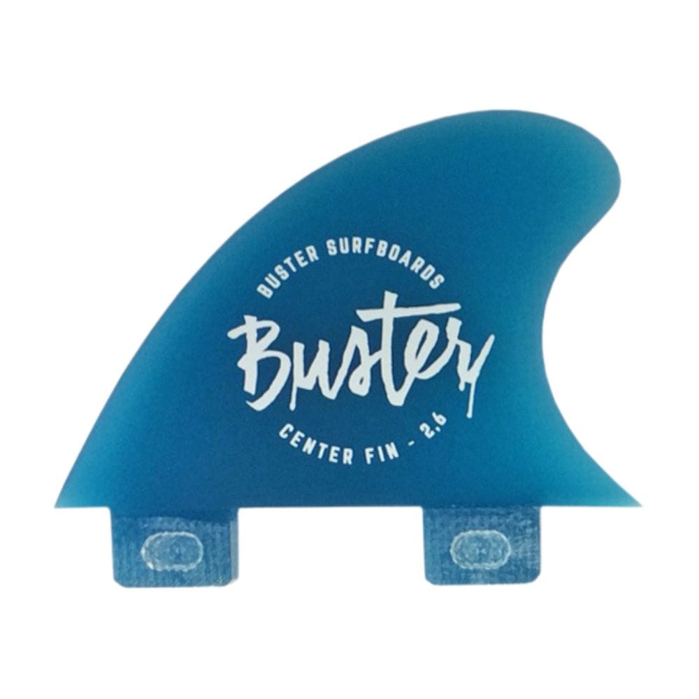 Die Buster-Surfboards Center Fin 2.6'' (Two Tab) ist eine blaue Centerfinne mit dem Schriftzug "Buster Surfboards Center Fin 2.6" und dem Schriftzug "Buster" in weiß. Sie verfügt über zwei Bodenschlitze - ideal als Centerfinne für stehende Wellen.