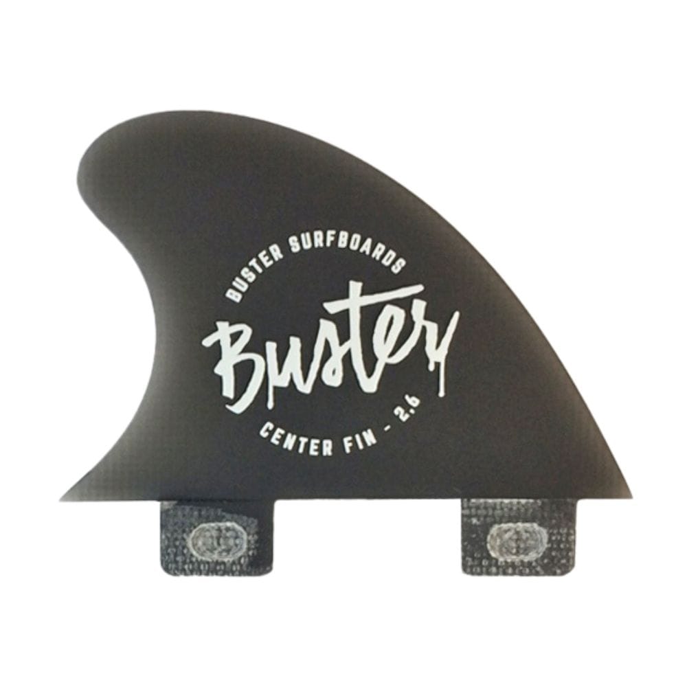 Die Buster-Surfboards Center Fin 2.6'' (Two Tab) ist eine schwarze Finne mit der Aufschrift "Buster Surfboards Center Fin - 2.6" und "Buster" in weißer Schrift, ideal als Twin Tab Centerfinne für stehende Wellen.