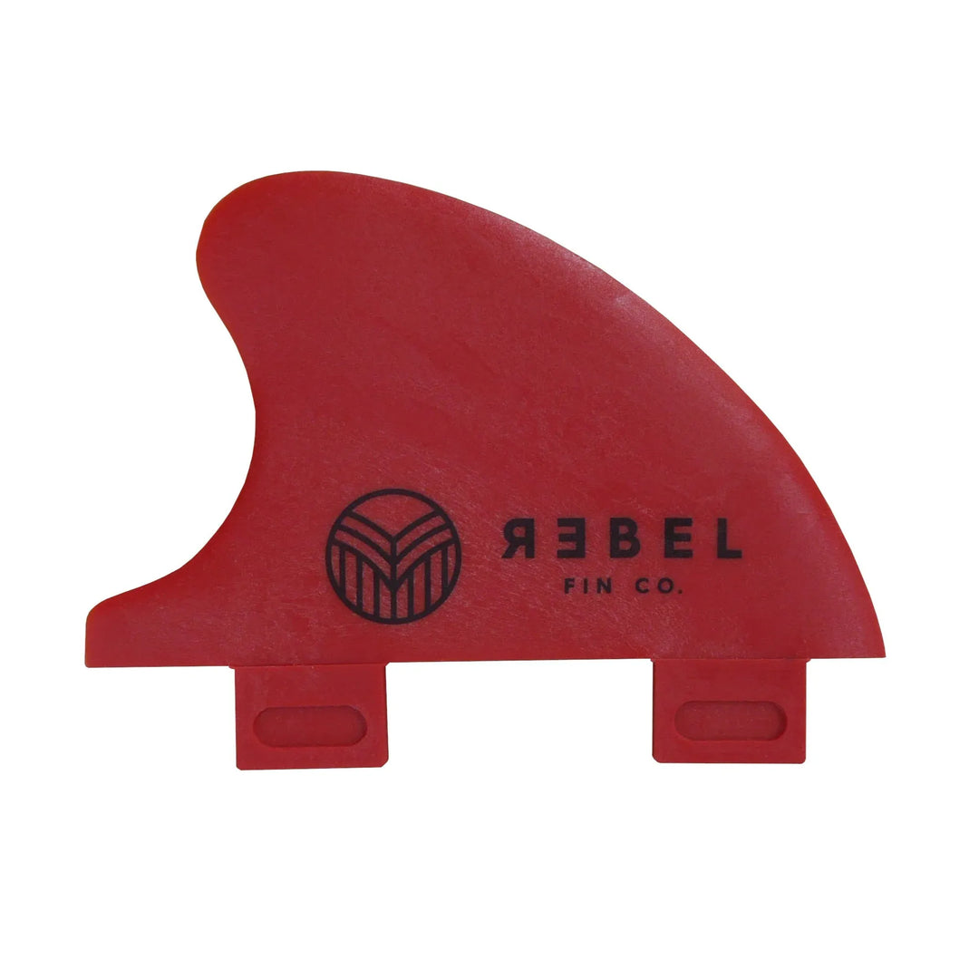 Die Rebel Fin X Driftwood - Rapid Fin FCS I ist eine rote Surfboard-Finne aus recyceltem Fiberglas, mit zwei Laschen an der Basis und dem Rebel Fin-Logo in Schwarz an der Seite.