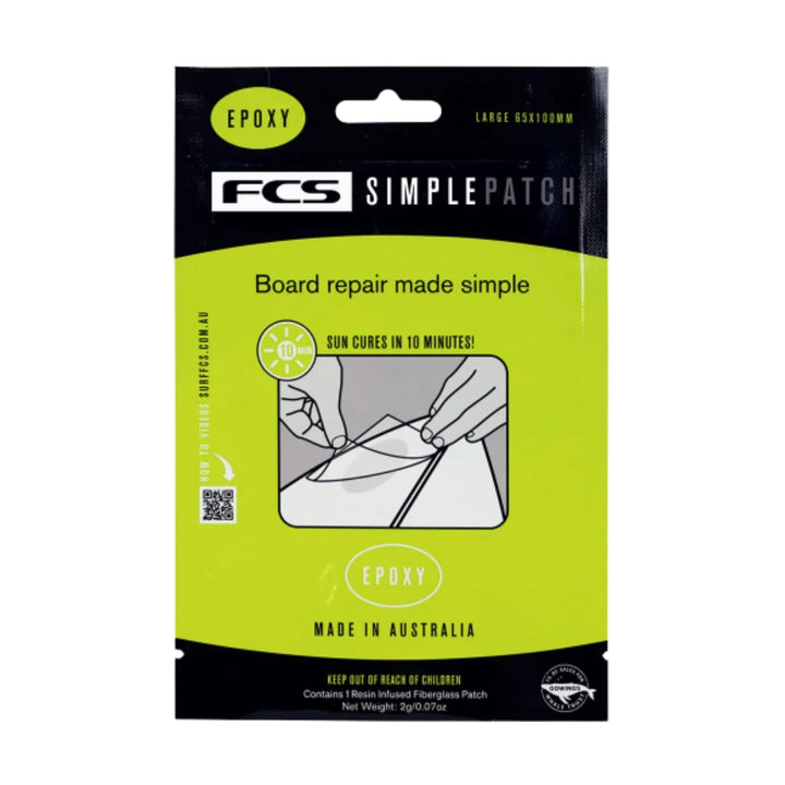 Eine Packung FCS Simple Patch Repair Patch - Epoxy von FCS, in einer schwarz-gelben Verpackung, die eine Hand zeigt, die das Pflaster aufträgt. Die Vorderseite hebt hervor: "Härtet in 10 Minuten aus!" und "Made in Australia". Perfekt für Boardreparaturen.