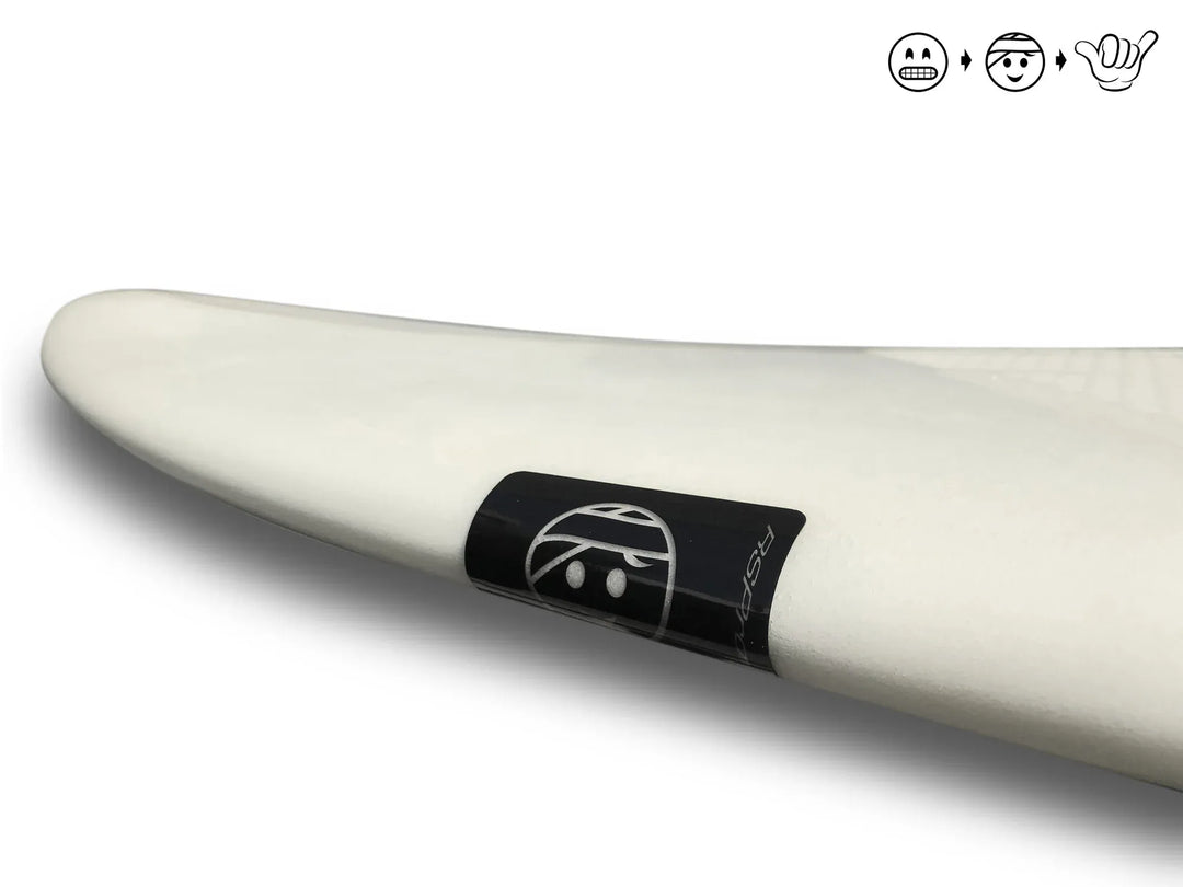 Eine Nahaufnahme der Nose eines weißen Surfboards zeigt einen schwarz-weißen RSPro-Logoaufkleber. Drei Icons oben rechts markieren RSPro Surfboard Ding Patches (6 Stück) als selbstklebende Optionen zur Surfboardreparatur.