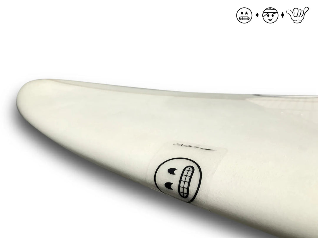 Nahaufnahme einer weißen Surfboard-Spitze mit RSPro Surfboard Ding Patches (6 Stück) von RSPro, mit schwarzem Grinsegesicht, lächelndem Gesicht und Shaka-Symbolen, die die selbstklebender Patches auf weißem Hintergrund hervorheben.