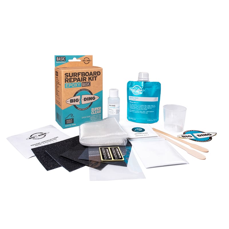 Das Big Ding Epoxy Repair Kit - Basic von Big Ding enthält Schleifpapier, Gewebenetz, Mischbecher, Rührstäbchen, Anleitungskarte, Epoxidharzbeutel und eine kleine Flasche für schnelle und einfache Epoxidharzreparaturen am Surfbrett.