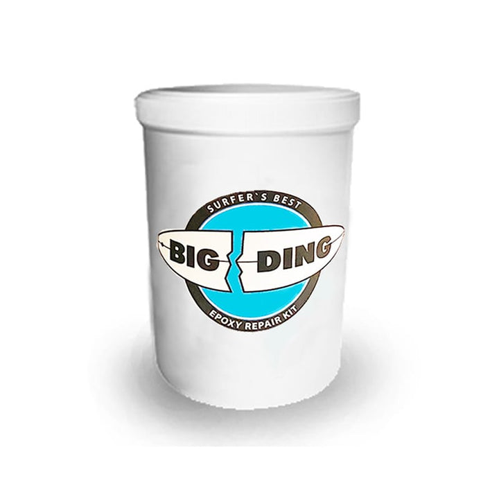 Ein weißer Kunststoffbehälter mit weißem Deckel zeigt das Big Ding Epoxy Repair Kit - X-PRO Etikett und ein gerissenes Surfbrett und ist damit ideal für Epoxy-Surfbrett-, Kite- oder SUP-Reparaturen von Big Ding.