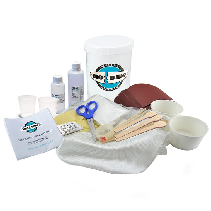 Das Big Ding Epoxy Repair Kit - X-PRO von Big Ding enthält Harzflaschen, Mischbecher, Schleifpapier, Schere, Klebeband, Holzstäbchen, Glasfasertuch, Handschuhe, Messlöffel und eine Bedienungsanleitung - ideal für Surfbrett- oder SUP-Reparaturen.