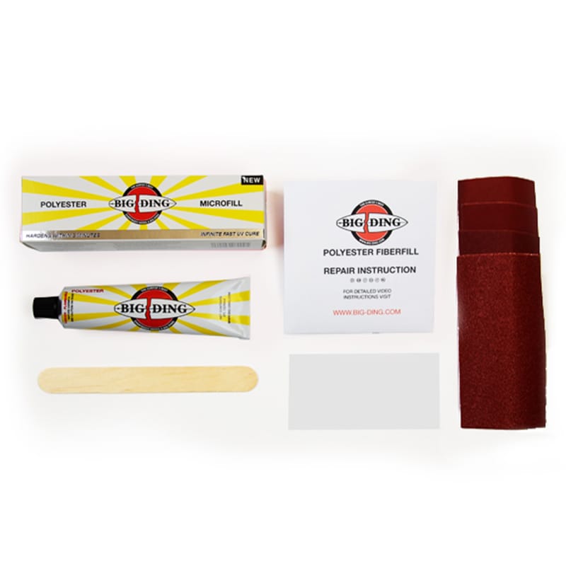 Big Ding UV Cure Polyester Microfill von Big Ding enthält UV-härtende Polyesterharze, Schleifpapierblätter, einen hölzernen Applikatorstab, eine durchsichtige Plastikfolie und eine Anleitung - ideal für schnelle Surfbrett-Reparaturen auf weißem Untergrund.