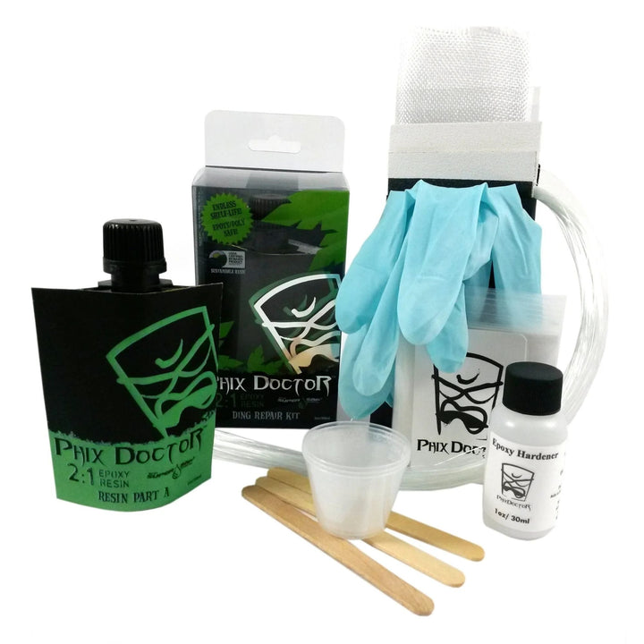 Das PHIX DOCTOR - Bio-Epoxy Ding Repair Kit Large (6oz / 177ml) von PHIX DOCTOR enthält einen Harzbeutel, eine Härterflasche, einen Mischbecher, Holzstäbchen, Handschuhe, ein Glasfasertuch, Schläuche und eine Anleitung auf weißem Hintergrund.