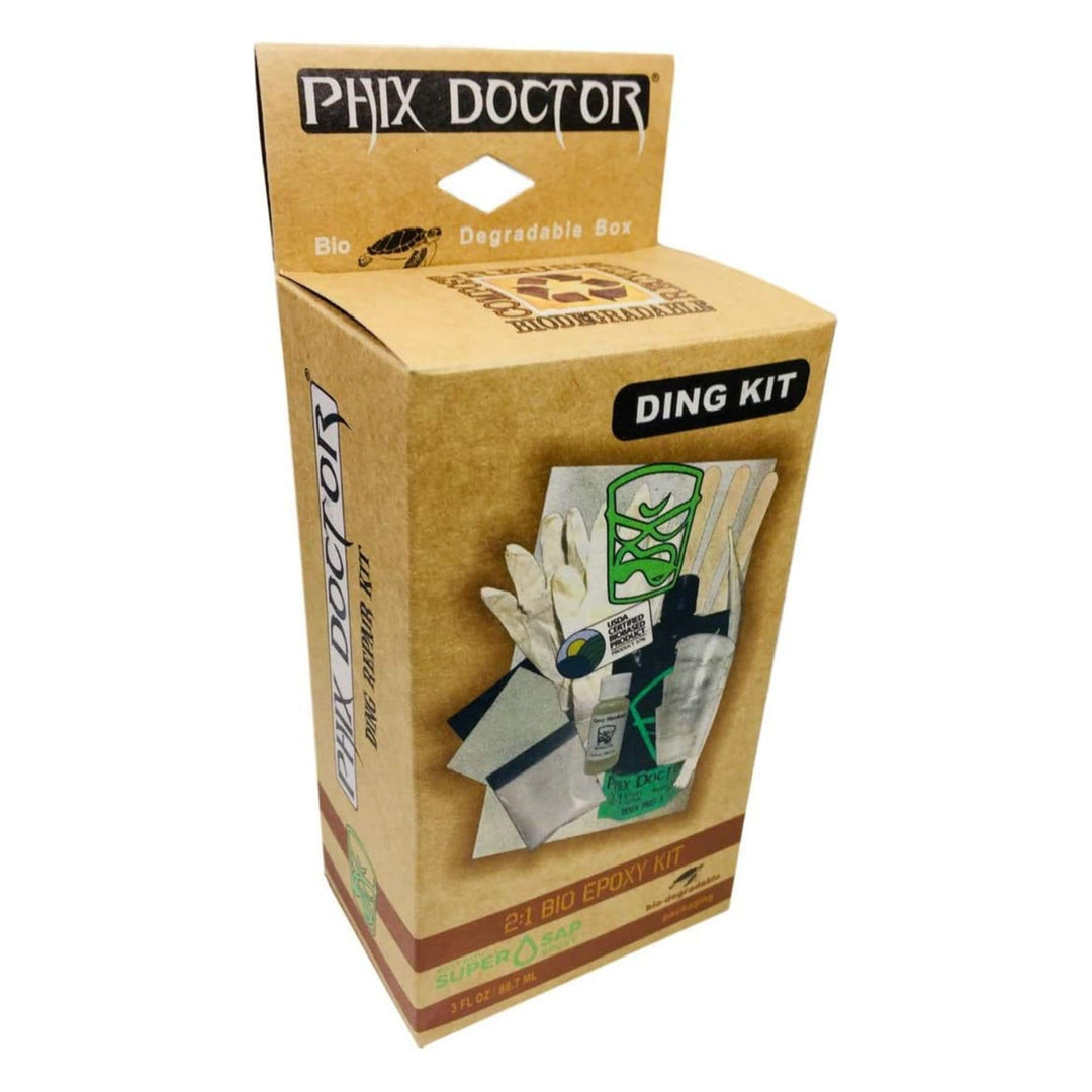 Auf einer Pappschachtel mit der Aufschrift PHIX DOCTOR - Bio-Epoxy Ding Repair Kit Small (3oz / 90ml) sind Bilder von Reparaturmaterialien, Handschuhen und dem PHIX DOCTOR-Logo abgebildet, wobei der Text für das biologisch abbaubare Design wirbt.