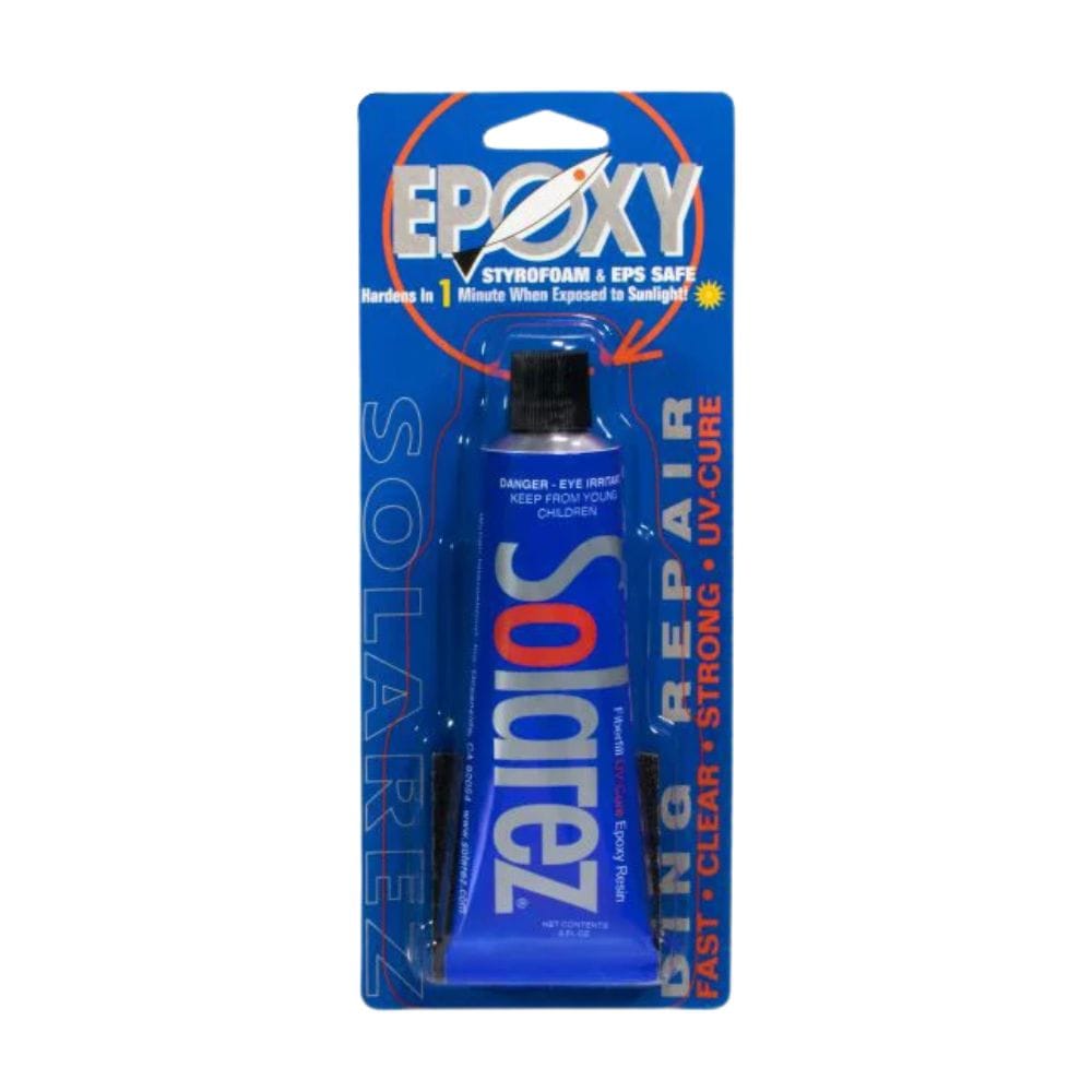 Eine blaue Tube Solarez - Epoxy Ding Repair (2oz/56ml) von Solarez, beschriftet als schnell, klar, stark, UV-härtend und sicher für Styropor und EPS, ist in einer ungeöffneten Verpackung vor einem blauen Hintergrund mit gelber und weißer Schrift abgebildet.