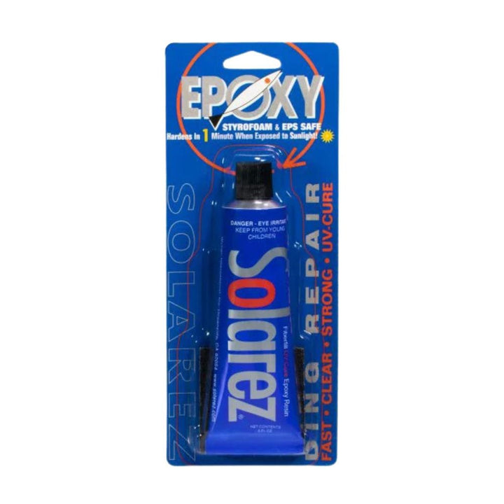 Eine blaue Tube Solarez - Epoxy Ding Repair (2oz/56ml) von Solarez, beschriftet als schnell, klar, stark, UV-härtend und sicher für Styropor und EPS, ist in einer ungeöffneten Verpackung vor einem blauen Hintergrund mit gelber und weißer Schrift abgebildet.