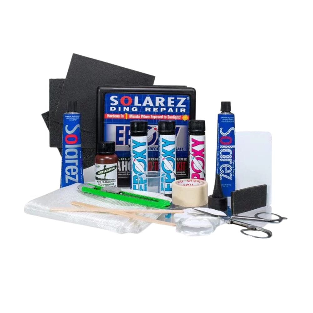 Das Solarez Epoxy Travel Repairkit Pro von Solarez enthält Epoxidharz, Flaschen, Schleifpapier, Schere, Abdeckband, Mischstäbe, eine Rasierklinge, ein Mesh-Tuch und eine Kunststoffmischkarte auf weißem Hintergrund.